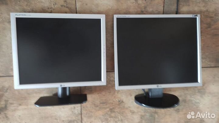 Мониторы LG 17 и 19 дюймов в рабочем состояние