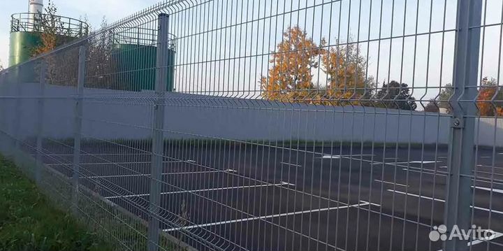 Забор из 3D сетки с металлическими столбами качест