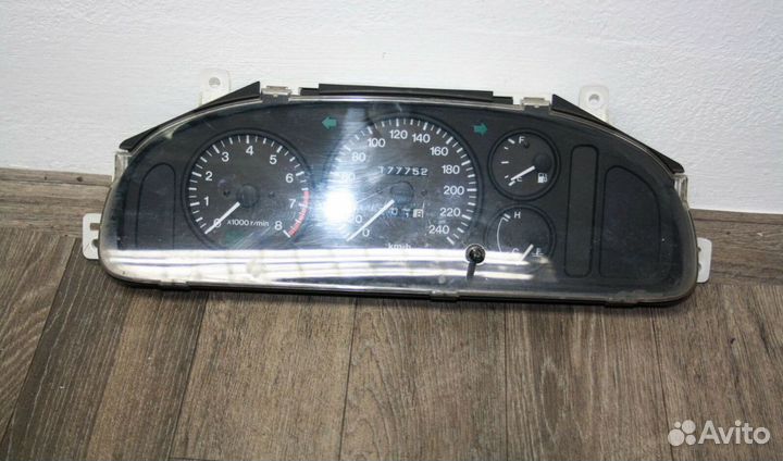 Панель приборов Mazda 323F Bj,1994