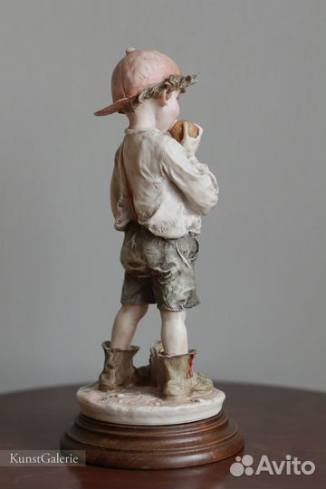 Giuseppe Armani Мальчик с яблочком Capodimonte