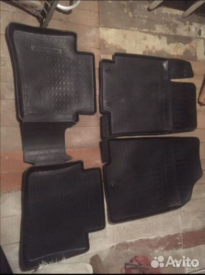 Продам комплект резиновых ковров на hyundai solari
