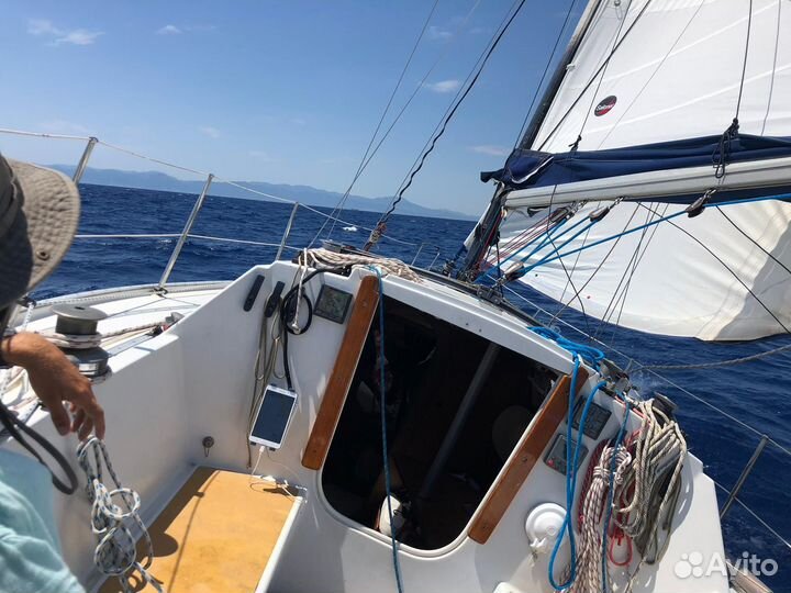 Парусно-моторная яхта