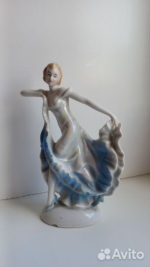 Фарфоровая статуэтка