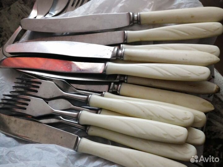 Вазы, креманки, ложки, ножи вилки, тарелки