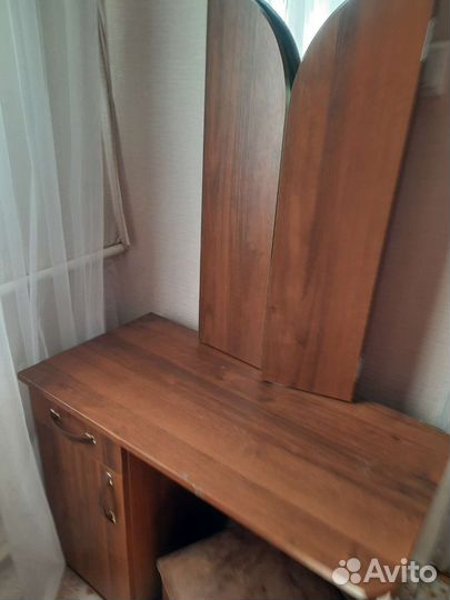 Трюмо с зеркалом