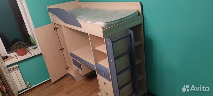 Детский уголок с кроватью шкафом и столом