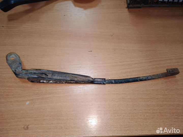 Поводок заднего дворника Volkswagen Golf 3