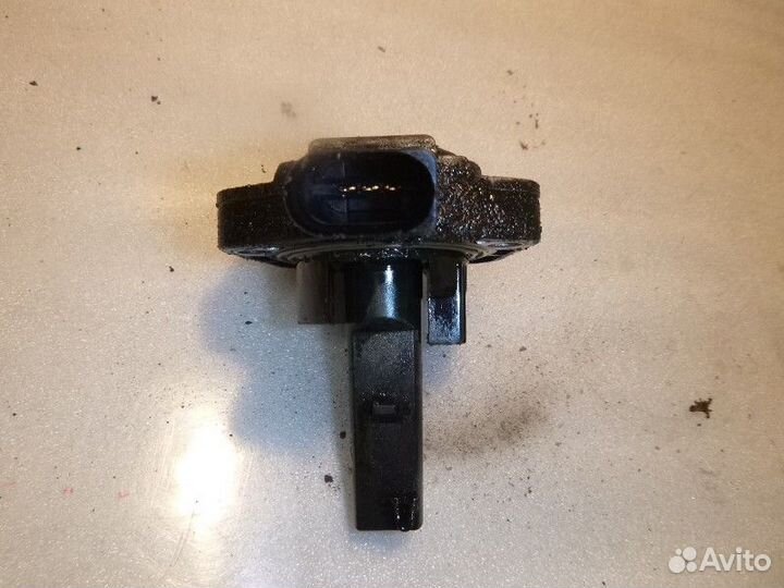 Датчик уровня масла audi A8 D3 2002