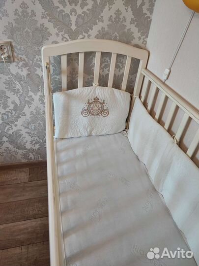 Детская кроватка с маятником
