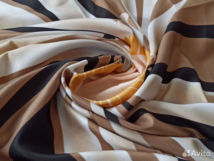 Платок Шелковый Valentino Гербера бежевый новый