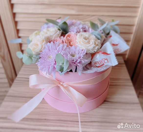 Красивый букет в коробке с конфетами