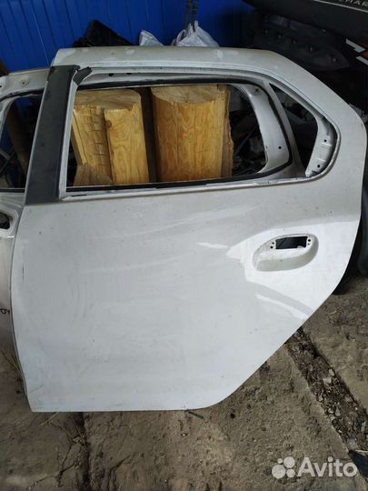 Задняя левая дверь renault logan2