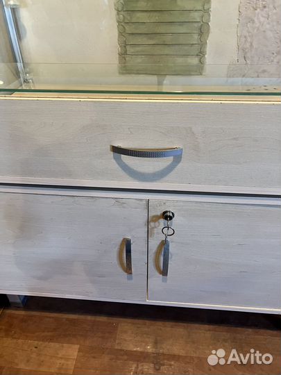 Стол витрина