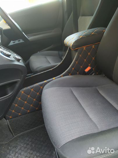 Подлокотник Toyota Sienta 2016+