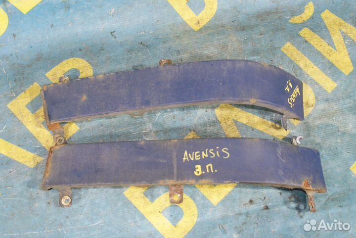 Накладка заднего фонаря Toyota Avensis