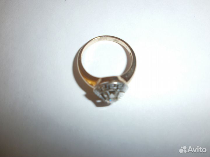 Кольцо с бриллиантом рисунок версаче