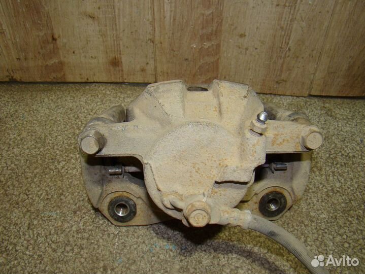 Суппорт передний правый Toyota RAV4 (XA30)