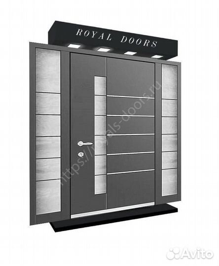 Парадная входная дверь в загородный дом