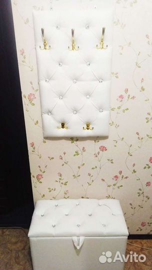 Стеновая панель с пуфом