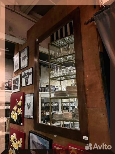 Большое зеркало в деревянной раме