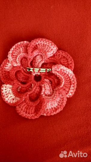 Брошь вязаная