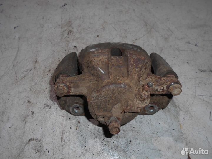 Суппорт тормозной передний правый Toyota Rav 4