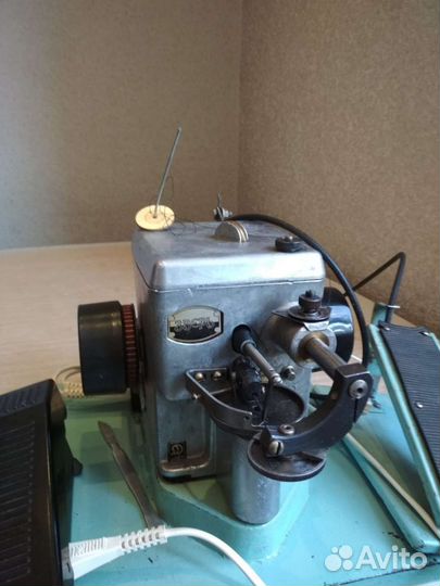 Машина швейная скорняжная