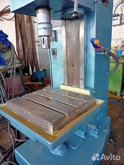 Вертикально-сверлильный станок 2н135