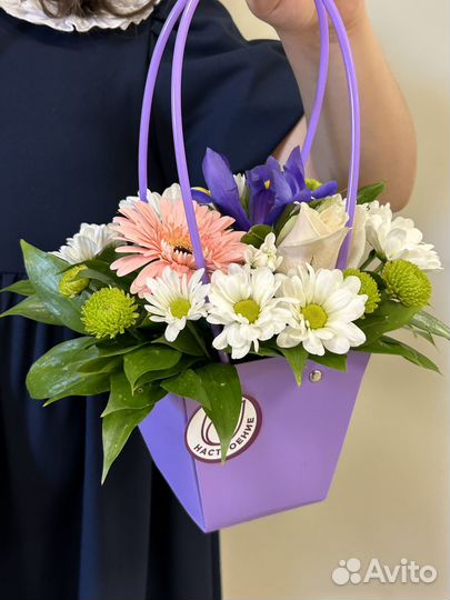 Цветочная композиция с ирисом