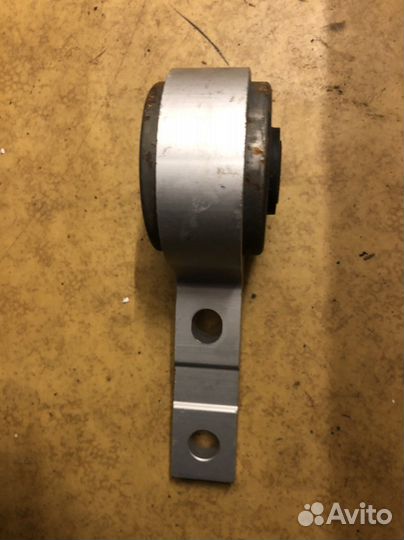 Сайлентблок с кронштейном nissan teana j31