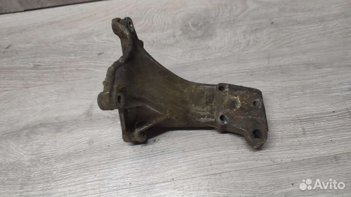 Кронштейн двигателя правый VW Passat B3 RP