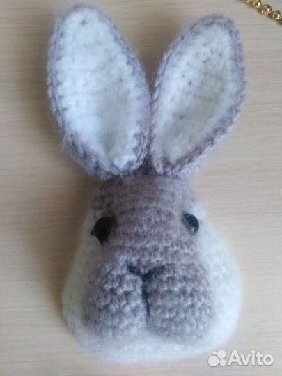 Вязаные брошь, магнитик, брелок Зайка