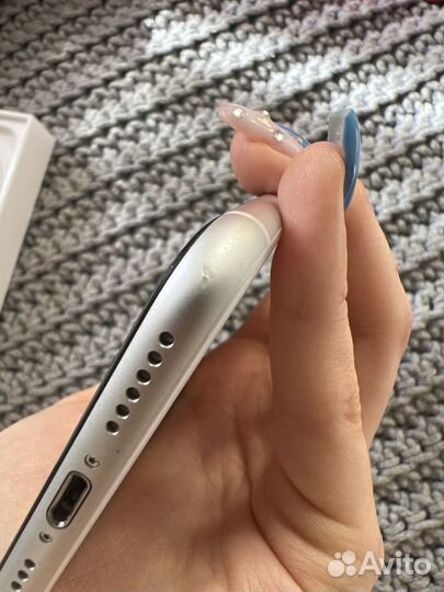 iPhone SE, 64 ГБ