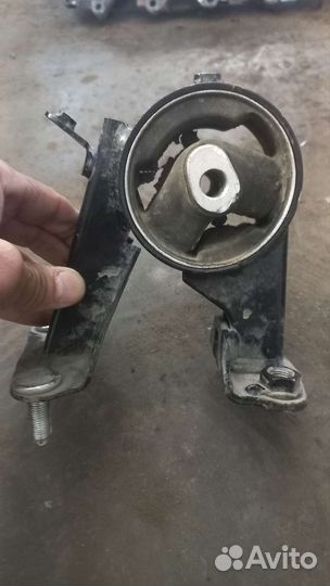 Подушка двигателя задняя на Тойота королла Е150