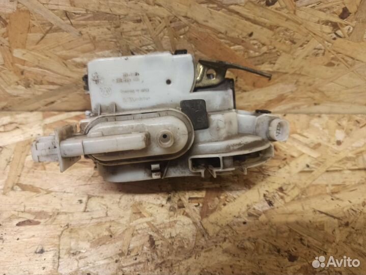 Замок передний правый Volkswagen Golf 3