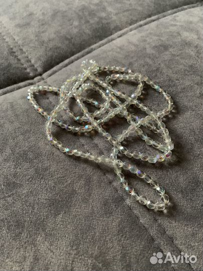 Много уникальной винтажной бижутерии