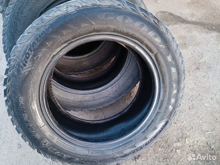 Goodyear UltraGrip Extreme 215/65 R16 98T