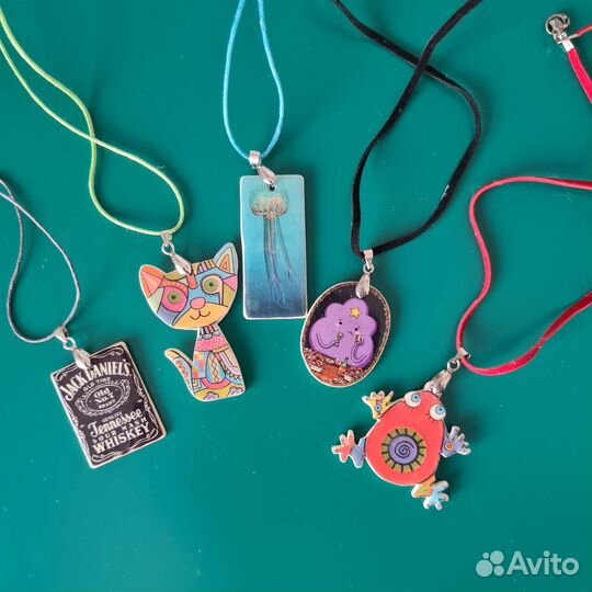 Подвеска на цепочке, кулон на шнурке. Бижутерия