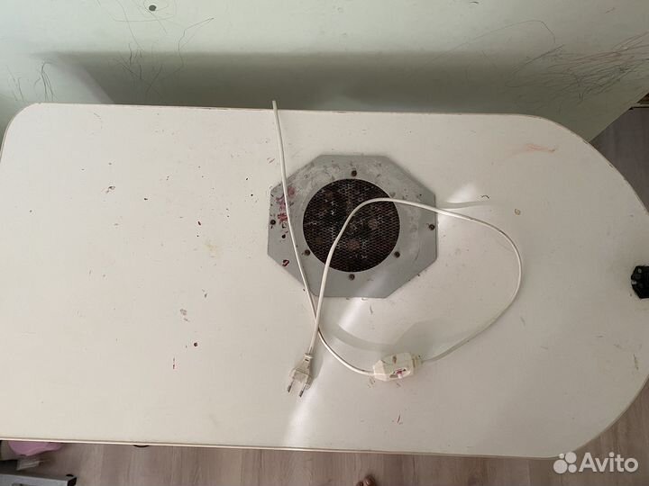 Маникюрный стол с вытяжкой