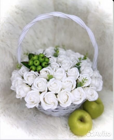 Букет из мыльных роз в корзине с яблоком