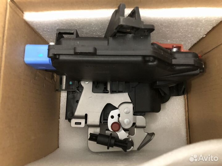 Замок двери передней левой Audi A8 2003-07, новый