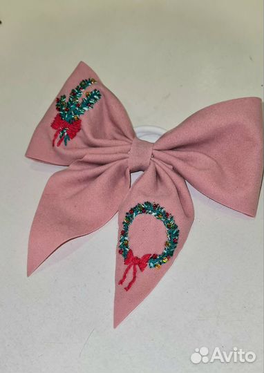 Яркий красный бант с новогодней вышивкой