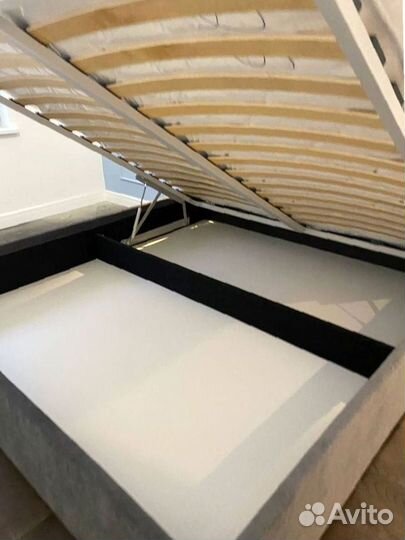 Кровать двуспальная с подъемным механизмом