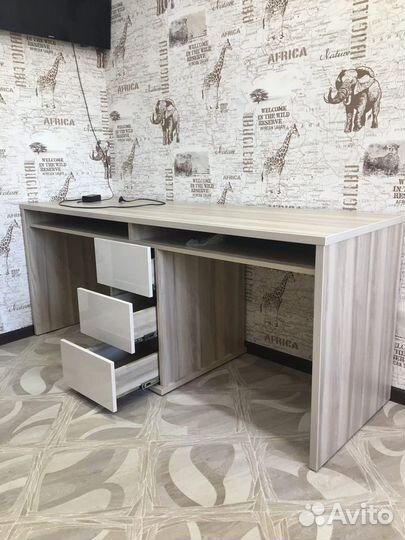 Письменный стол в детскую/Детский письменный стол