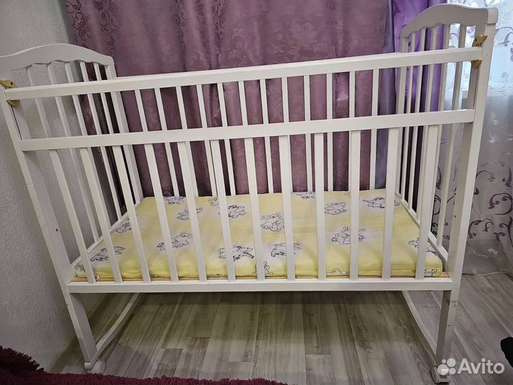 Детская кроватка с качалкой и колёсиками