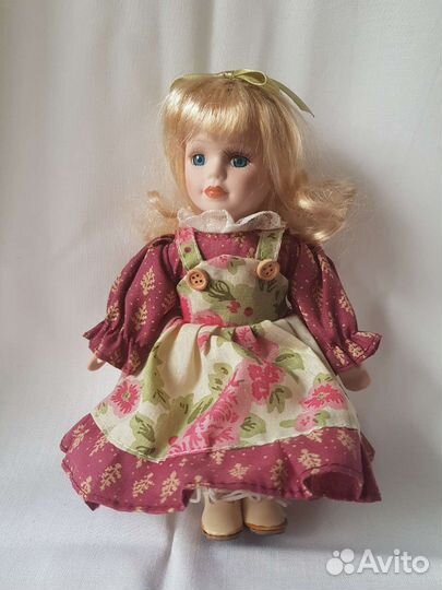 Кукла фарфоровая