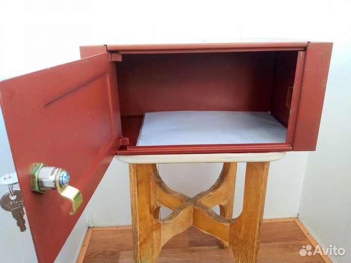 Сейф металлический маленький