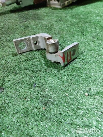 Петля двери передняя правая Audi A6 C6