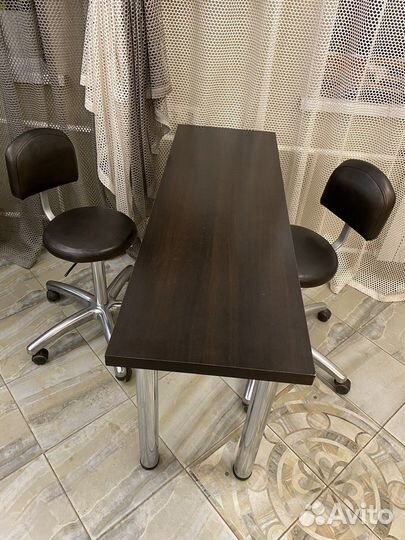 Стол и два стула