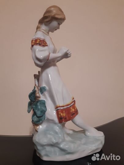 Статуэтка фарфоровая 